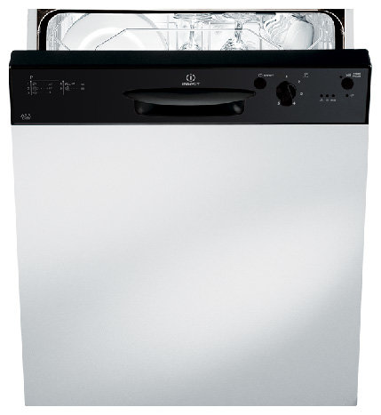 Посудомоечная машина Indesit DPG 15 BK - протекает